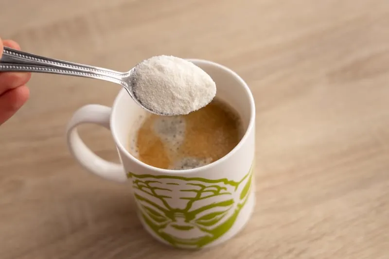 Adding powdered creamer to coffee