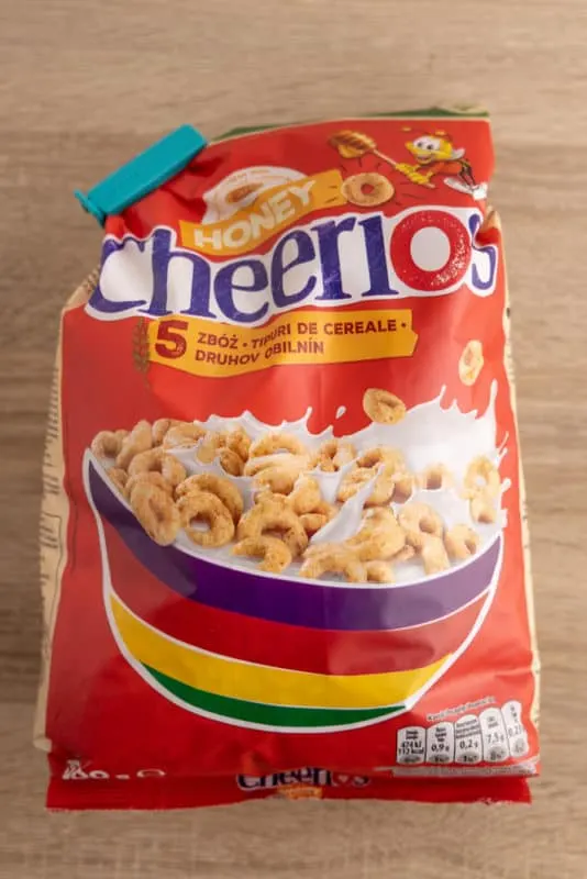 Cereal bag sealed with a sealing clip