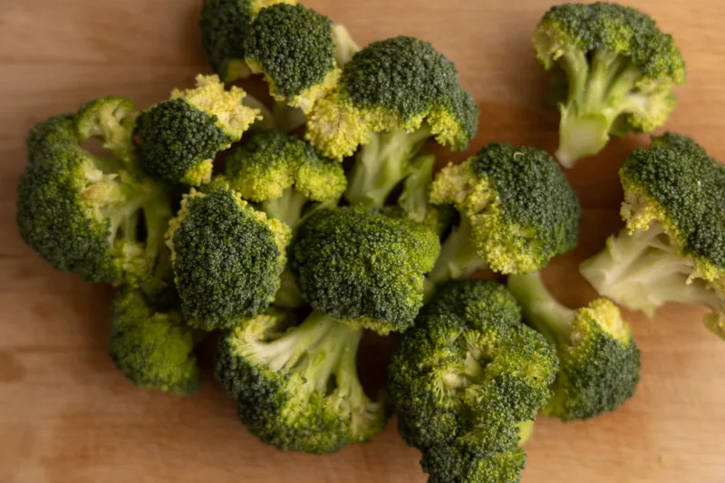 Cutting broccoli into florets