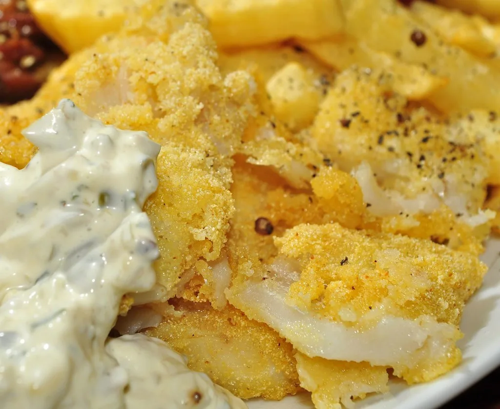 Fried fish fillets with tartar sauce
