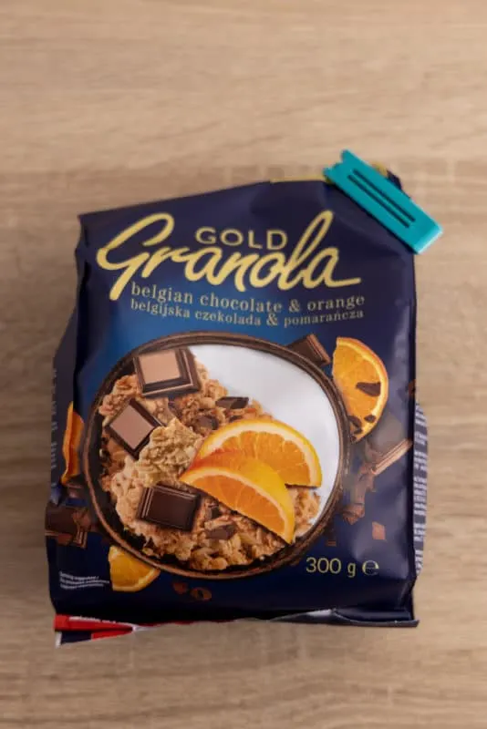 Granola sealed with a sealing clip