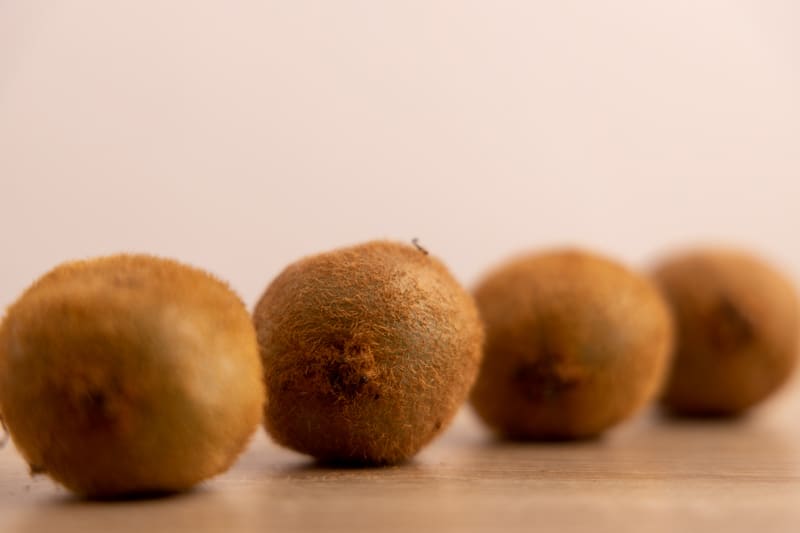 Kiwifruits lined up