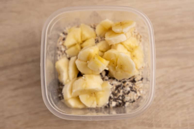 Making overnight oats with old bananas